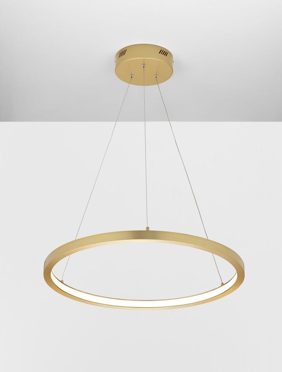 Anneau lumineux allumé diffusant une lumière blanche vers le bas de la pièce