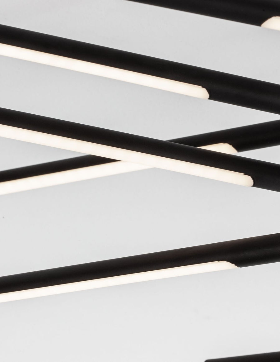 Détail rapproché des tubes noirs et des diffuseurs LED blancs allumés