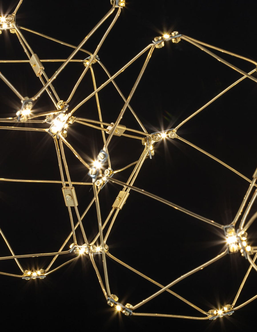 Gros plan des sources lumineuses allumées scintillant dans la structure dorée
