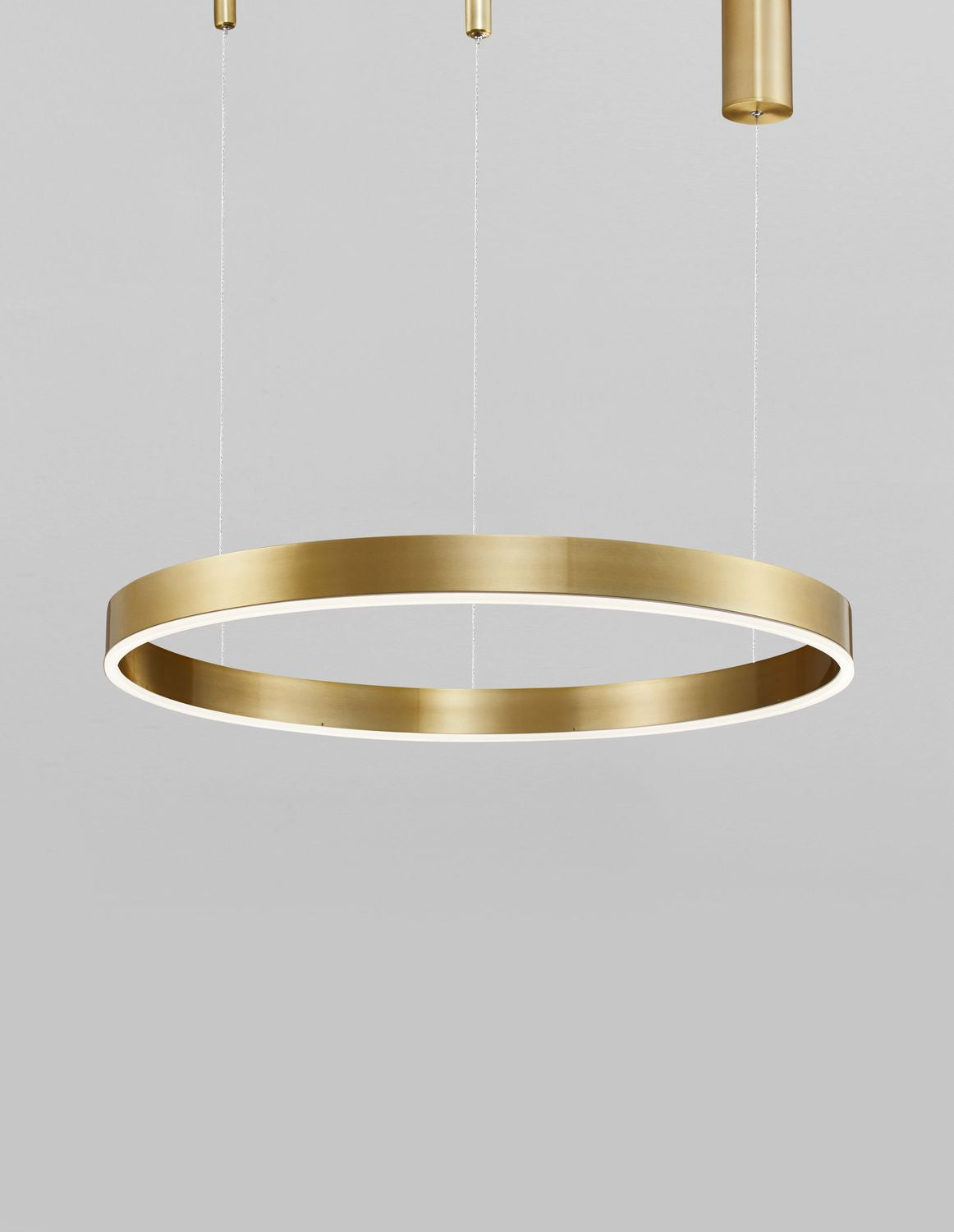 Anneau lumineux vu de trois quarts, ruban LED blanc sous le cerclage