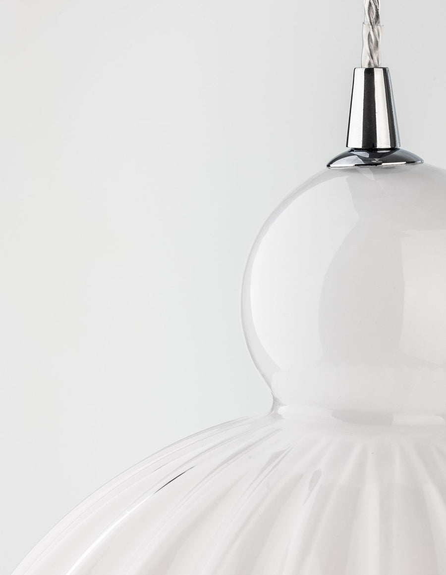 Détail du raccord chromé entre le câble et la petite boule de verre