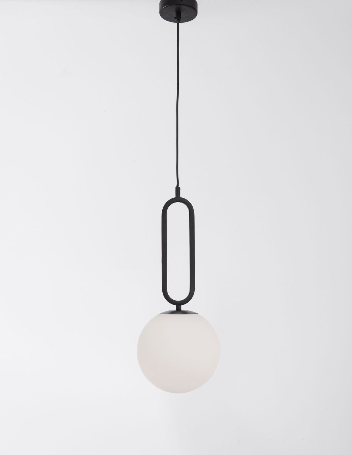Suspension complète vue de face sur fond blanc, câble noir et diffuseur sphérique