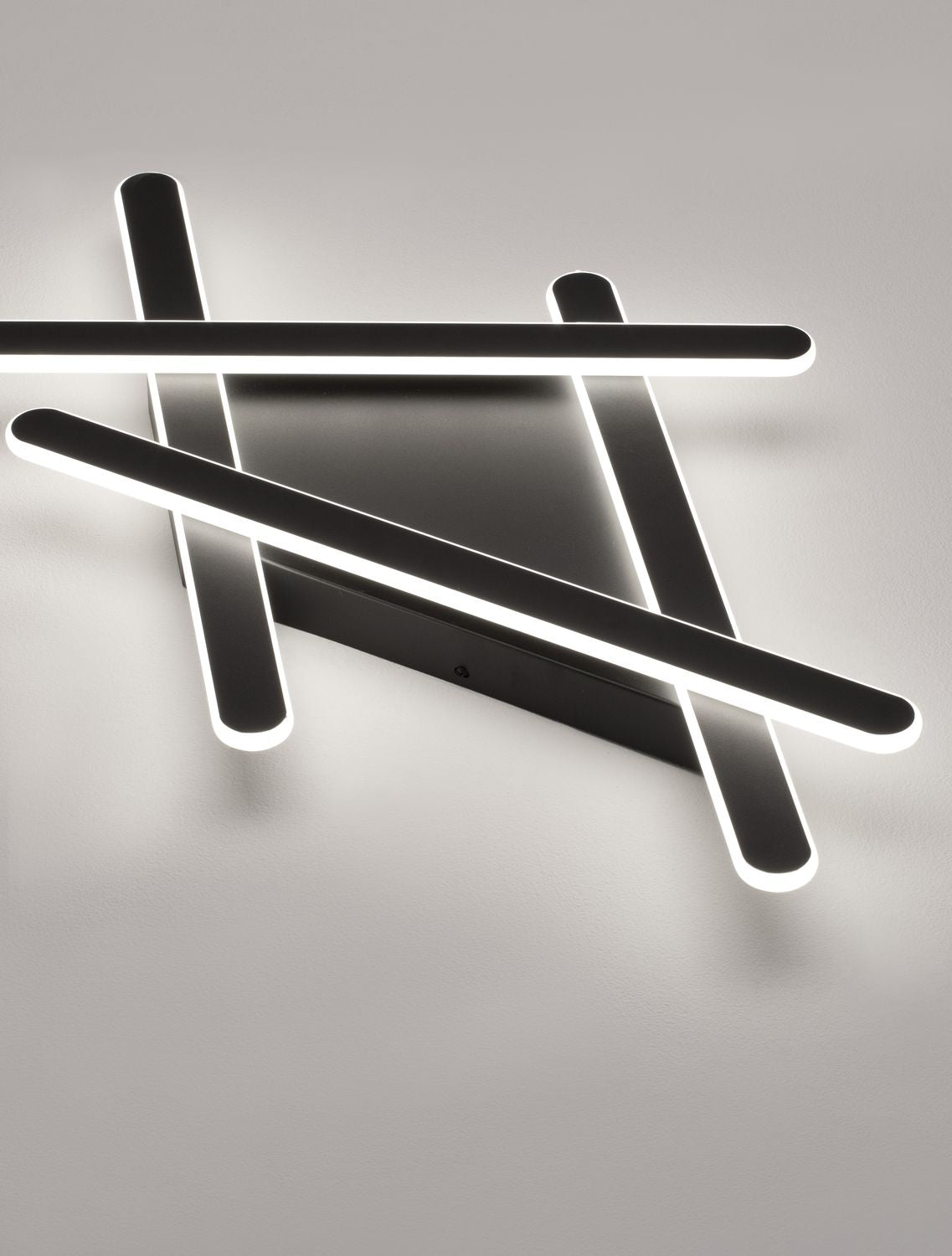 Détail rapproché des barres LED et de la base centrale noire mate