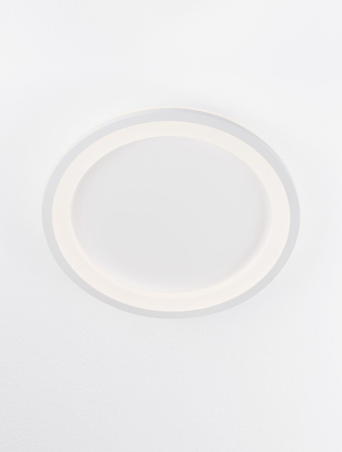 Vue de face du luminaire rond blanc avec anneau lumineux périphérique