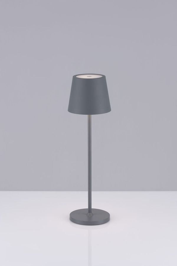 Même lampe grise présentée sur surface réfléchissante, vue de trois quarts.