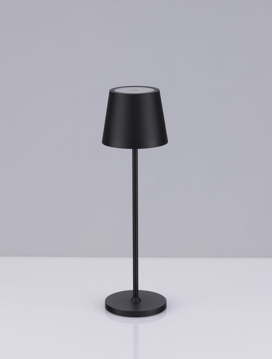 Vue de face sur fond gris, lampe noire élancée avec abat-jour conique et base ronde.