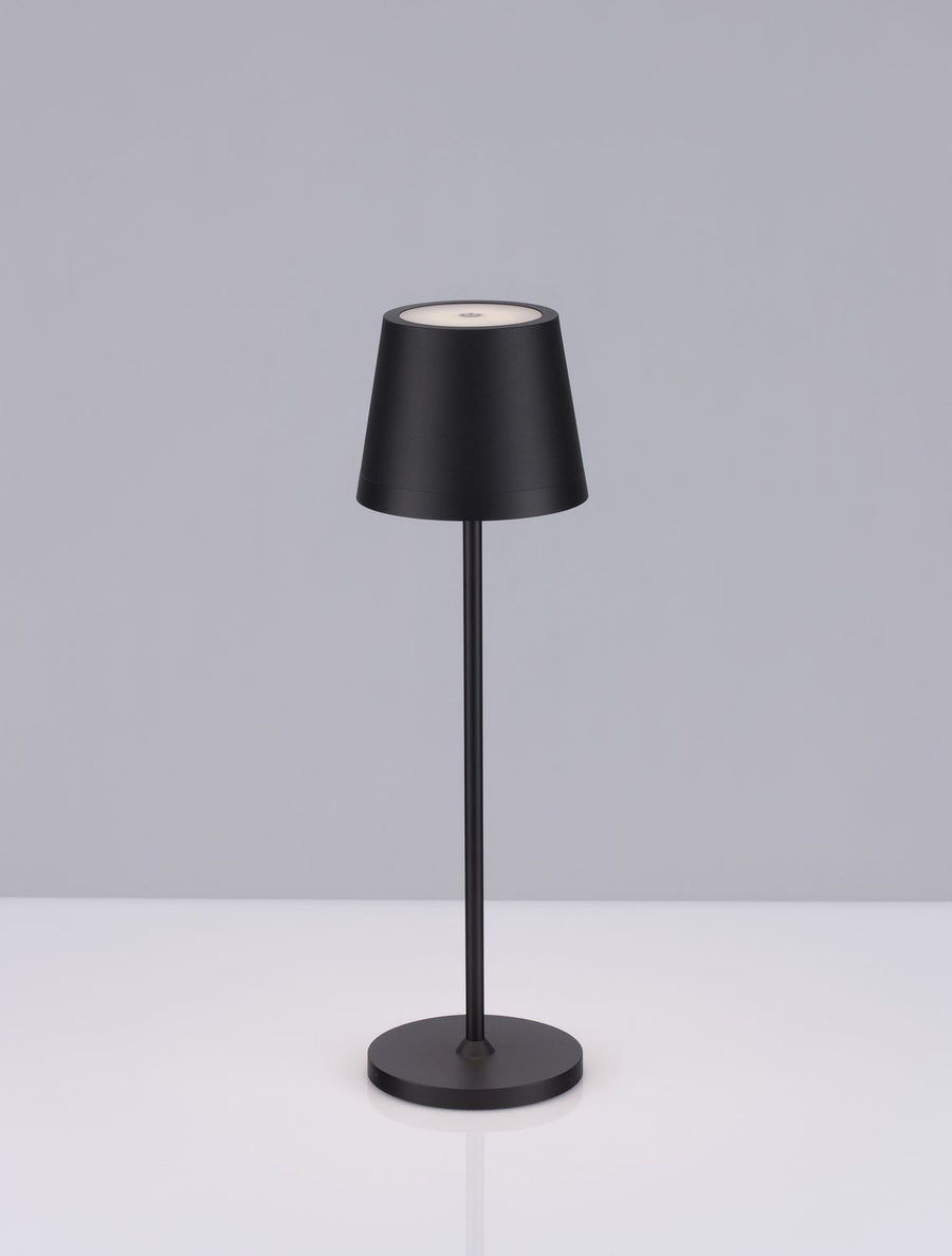 Présentation du luminaire noir sur fond gris clair, abat-jour conique et piètement fin.