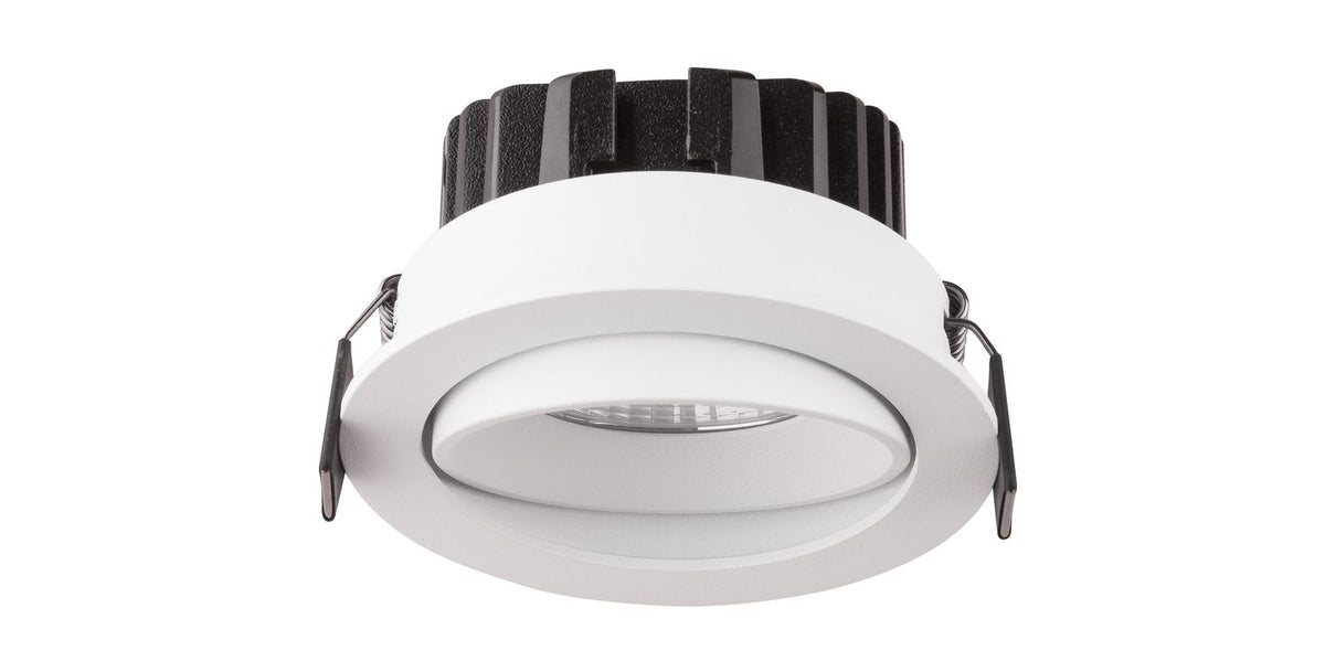 Projecteur encastrable blanc vu de face sur fond blanc, avec ailettes noires et ressorts.