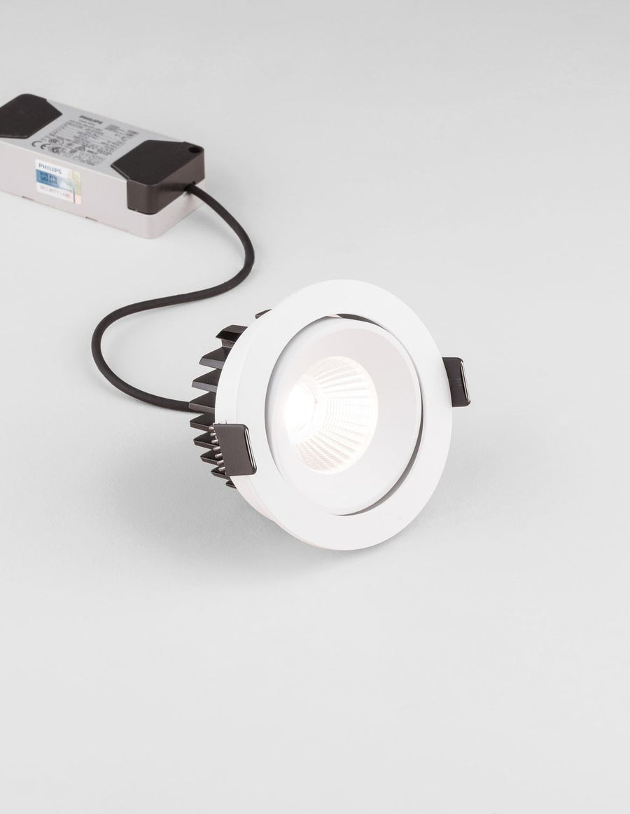 Projecteur encastrable blanc présenté avec son driver et son câble sur fond blanc.