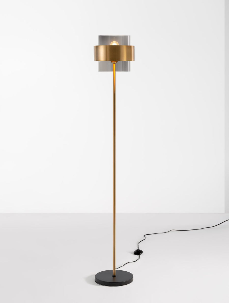 Lampadaire allumé, ampoule visible à travers l'abat-jour cylindrique transparent