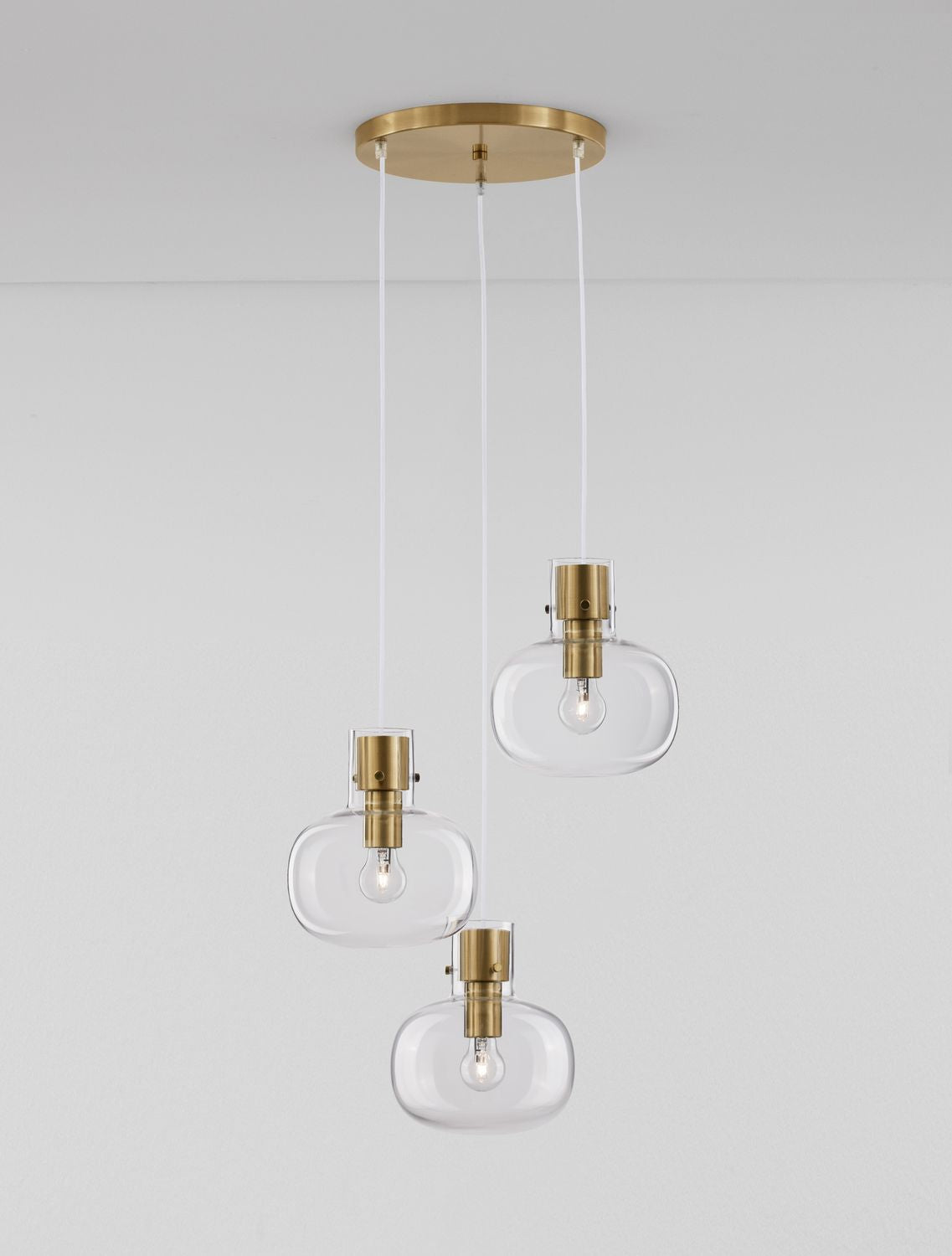 Autre angle de la suspension vue depuis le plafond, câbles et rosace