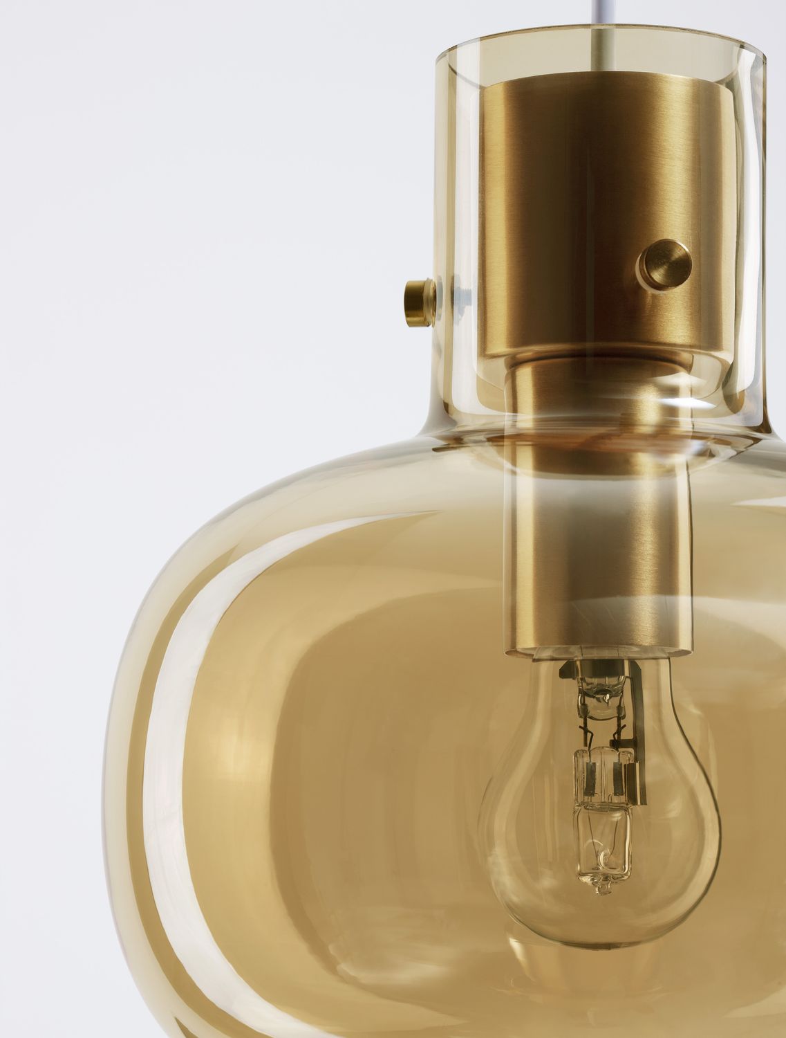 Détail du col en verre transparent et de la douille dorée avec vis apparentes