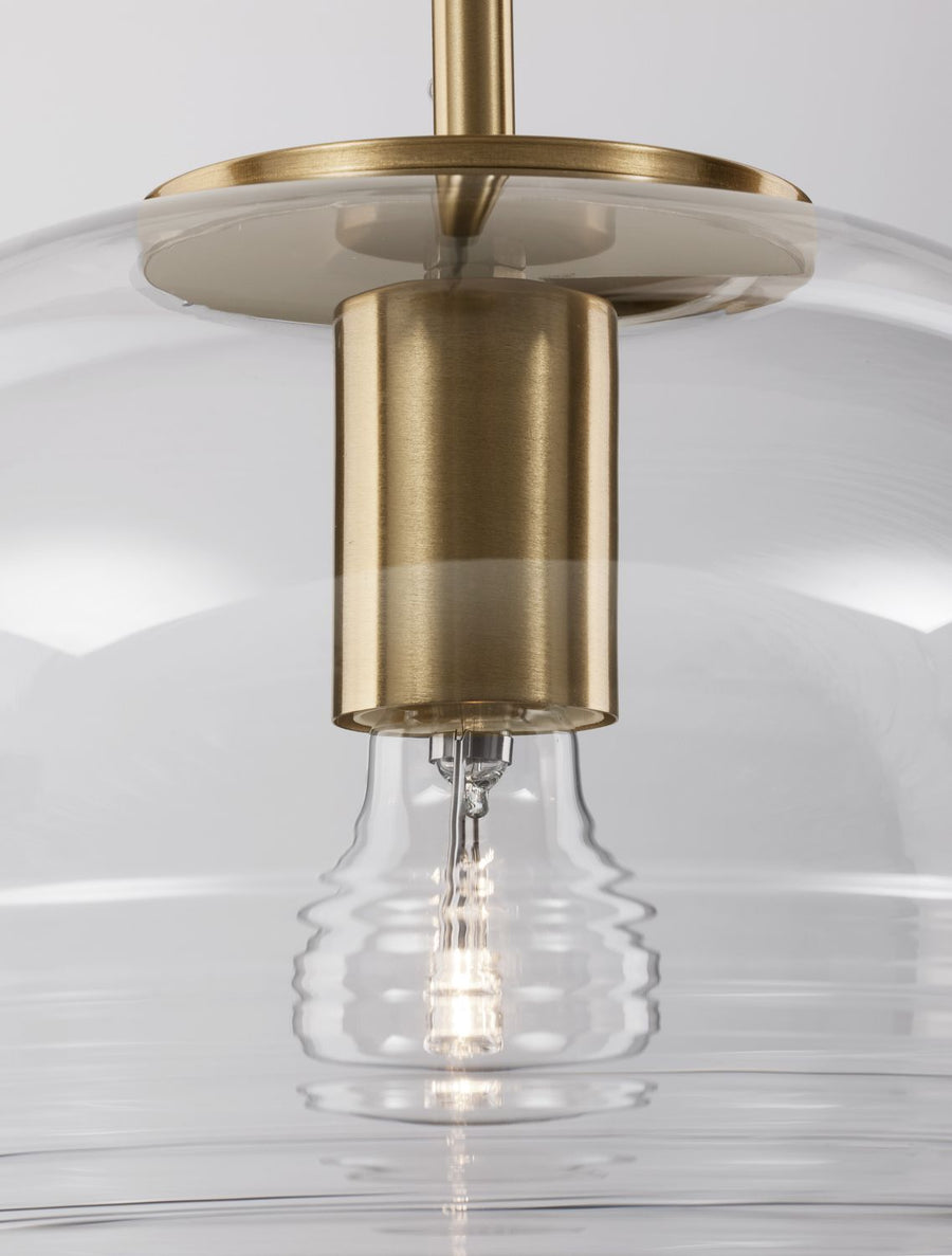 Détail rapproché de la douille cylindrique en laiton brossé et du verre transparent nervuré