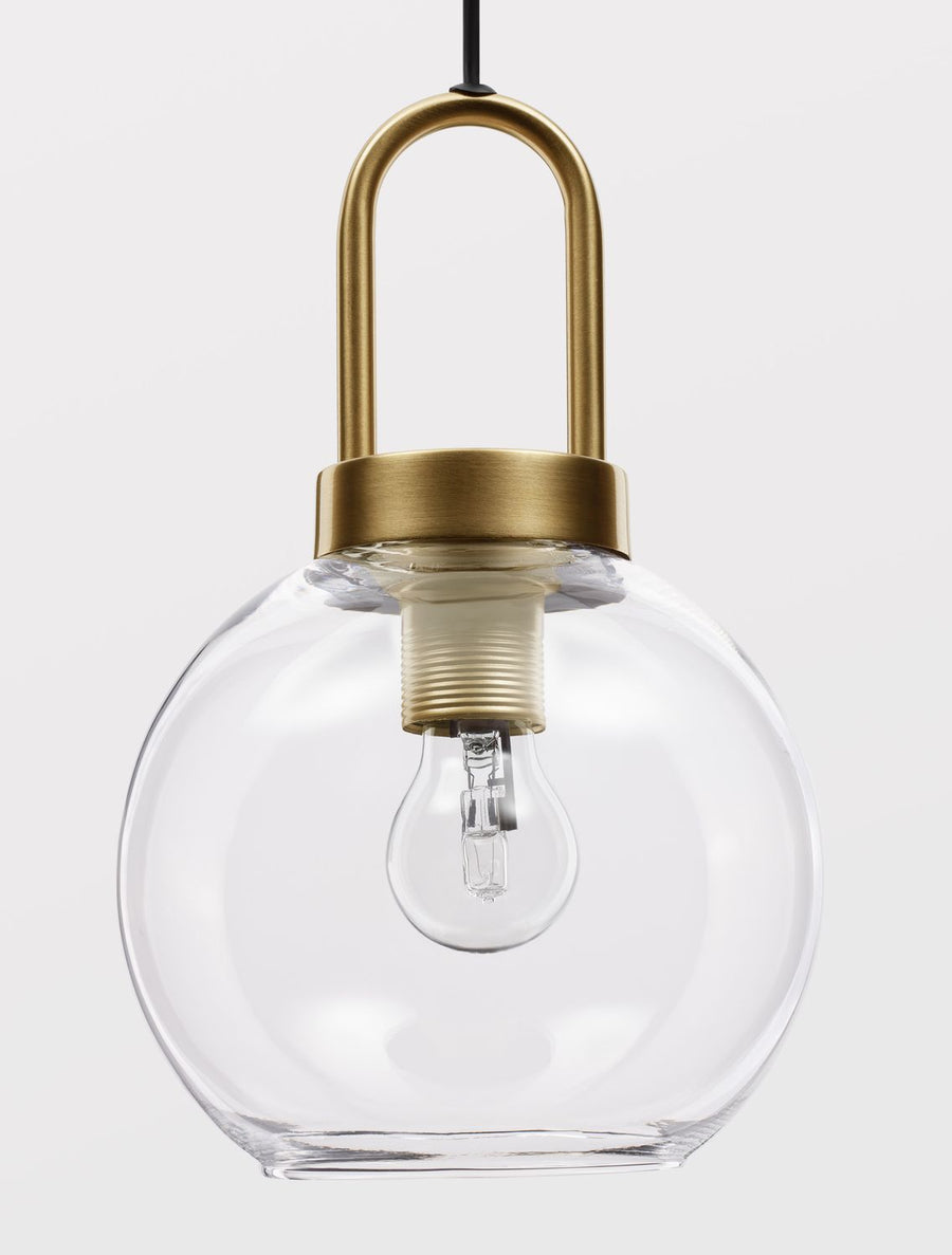 Gros plan sur le globe transparent, la douille dorée et l'ampoule à filament
