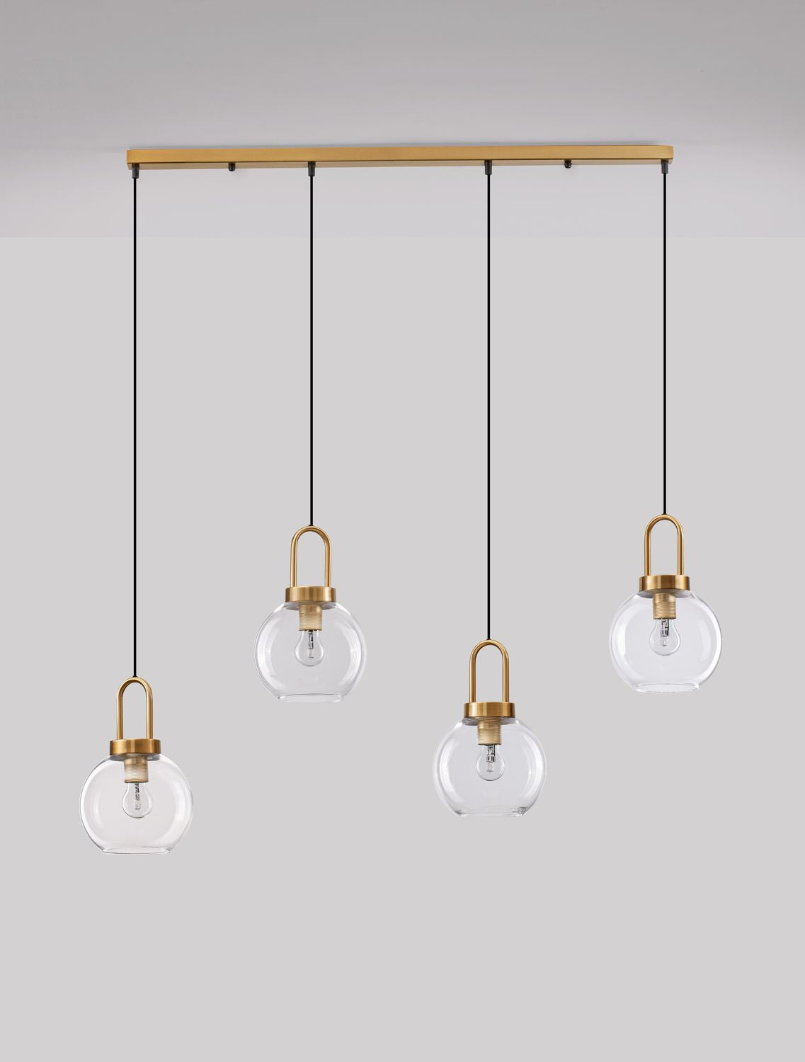Vue d'ensemble du plafonnier doré et de ses quatre suspensions transparentes