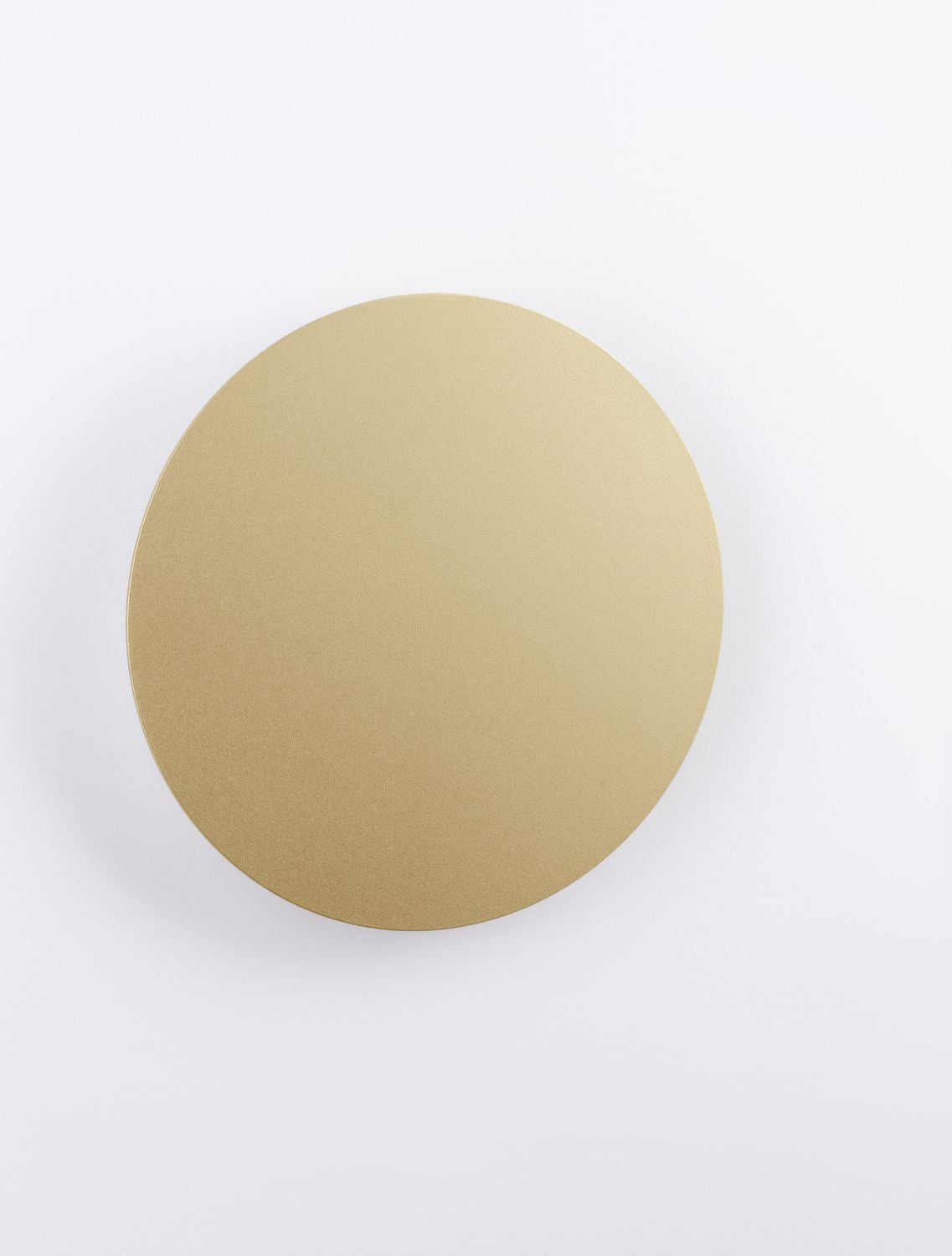 Vue frontale du disque doré, léger dégradé de lumière sur la surface