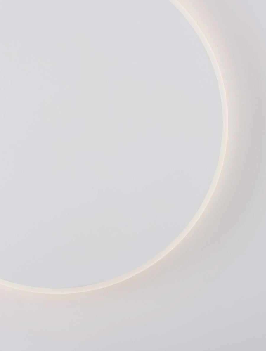 Gros plan sur le bord du luminaire et sa lumière rasante périphérique