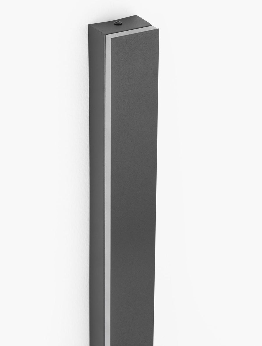 Détail du haut du luminaire noir avec fixation murale et joint lumineux apparent