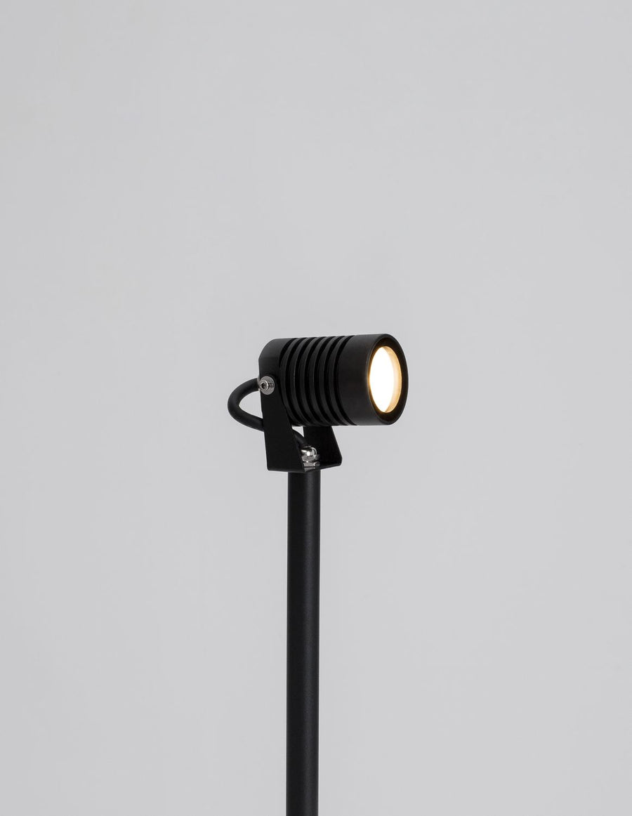 Détail de la tête cylindrique nervurée et de l'étrier d'orientation en métal noir