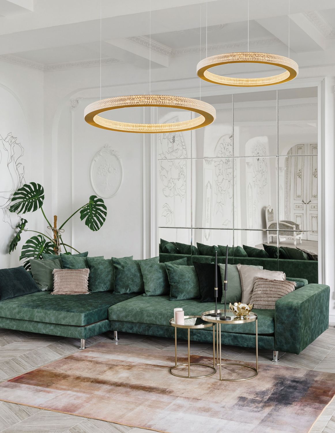 Mise en ambiance salon moderne avec deux suspensions dorées en anneau