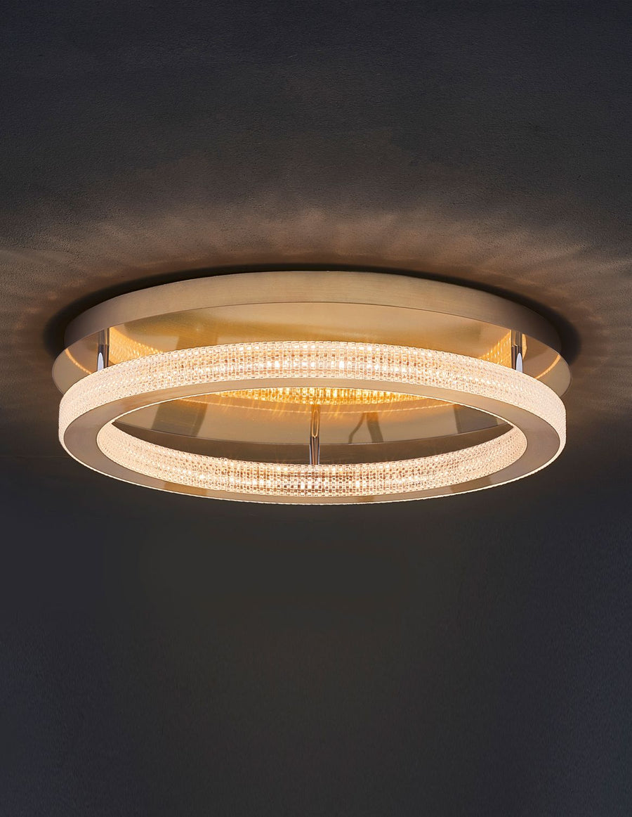Plafonnier allumé sur plafond sombre, halo lumineux chaud diffusé