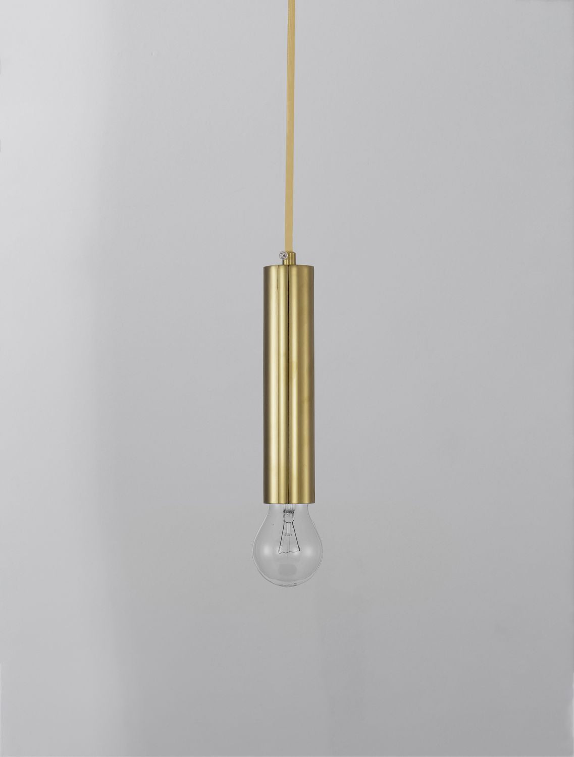 Suspension dorée de profil, cylindre vertical et ampoule transparente sur fond gris