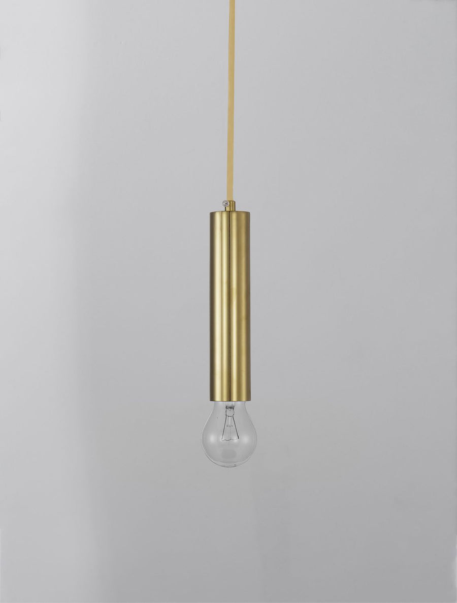 Suspension dorée de profil, cylindre vertical et ampoule transparente sur fond gris