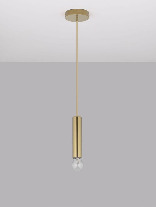 Mise en ambiance sur fond gris, suspension dorée suspendue au plafond