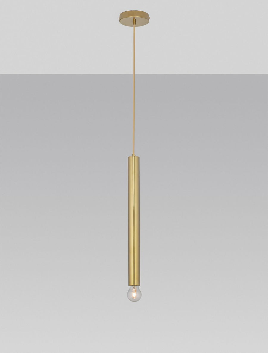 Second angle du même luminaire doré vertical sur fond gris uni
