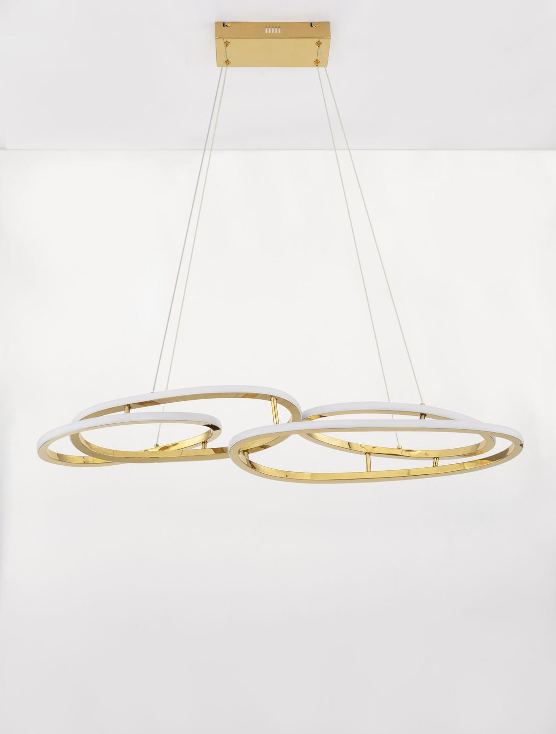 Vue d'ensemble sur fond blanc montrant le luminaire doré et ses anneaux ovales superposés.
