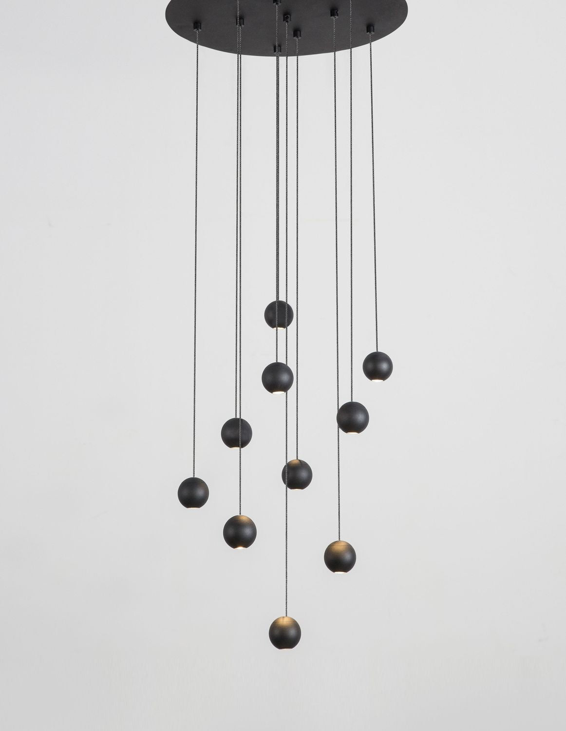 Suspension noire à neuf boules sphériques suspendues, vue de face sur fond clair