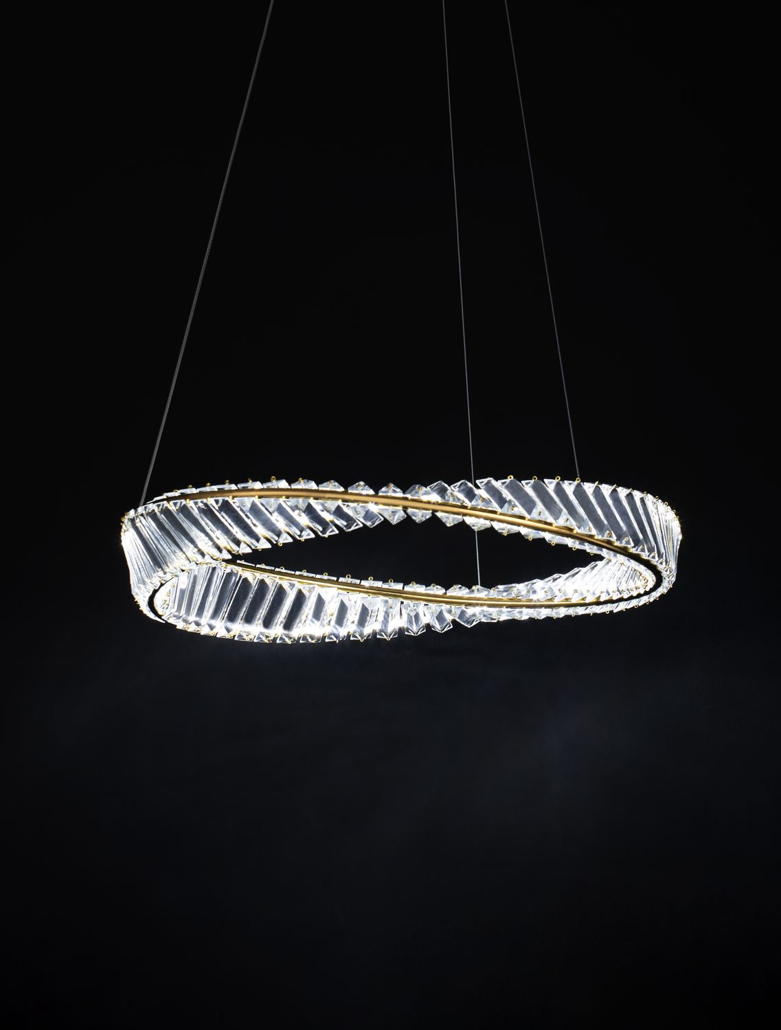 Mise en ambiance nocturne, anneau de cristal illuminé sur fond noir profond