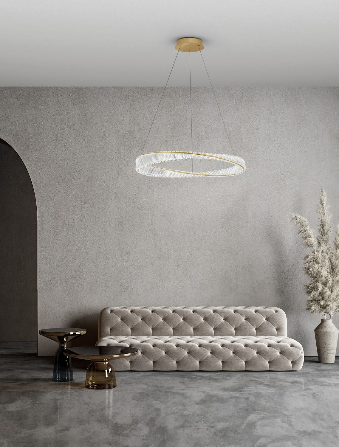 Suspension anneau doré et cristal éclairant un salon gris au canapé capitonné
