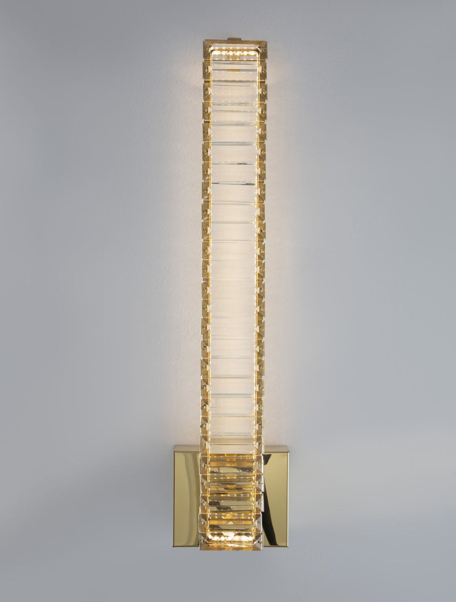 Détail du cristal facetté et des vis de fixation dorées le long du profil