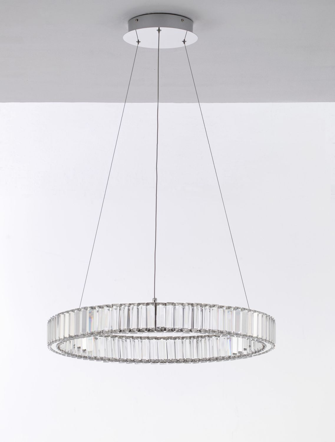 Gros plan du cercle de cristal et des câbles de suspension chromés