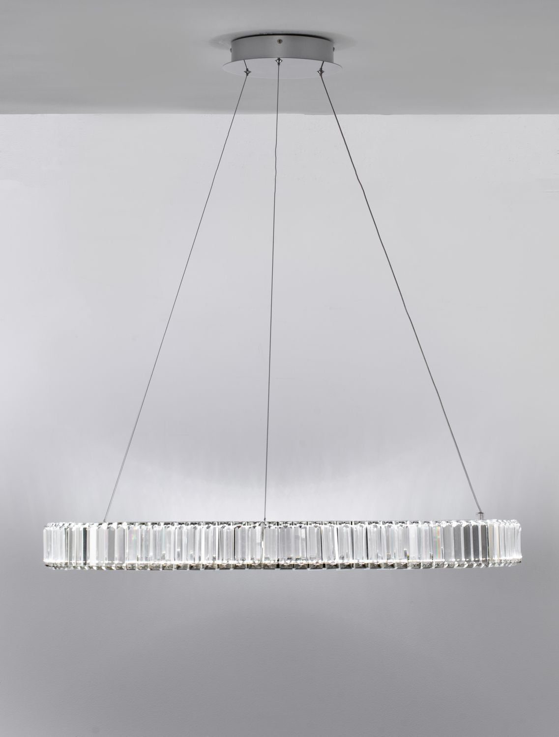 Vue complète du luminaire révélant l'anneau transparent et ses fixations