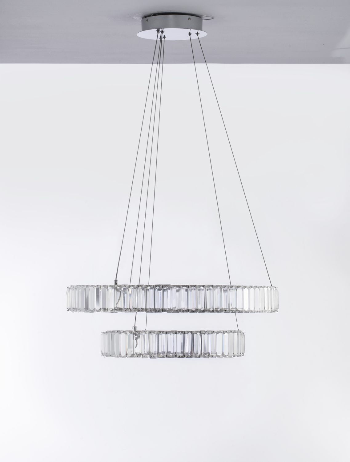 Vue de face du luminaire suspendu, câbles fins et cercle supérieur