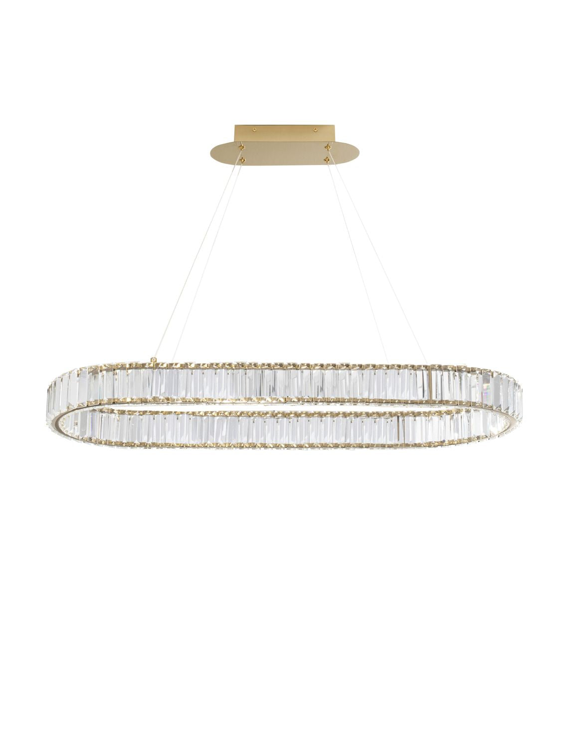 Vue de face du luminaire suspendu par ses câbles, sur fond blanc neutre