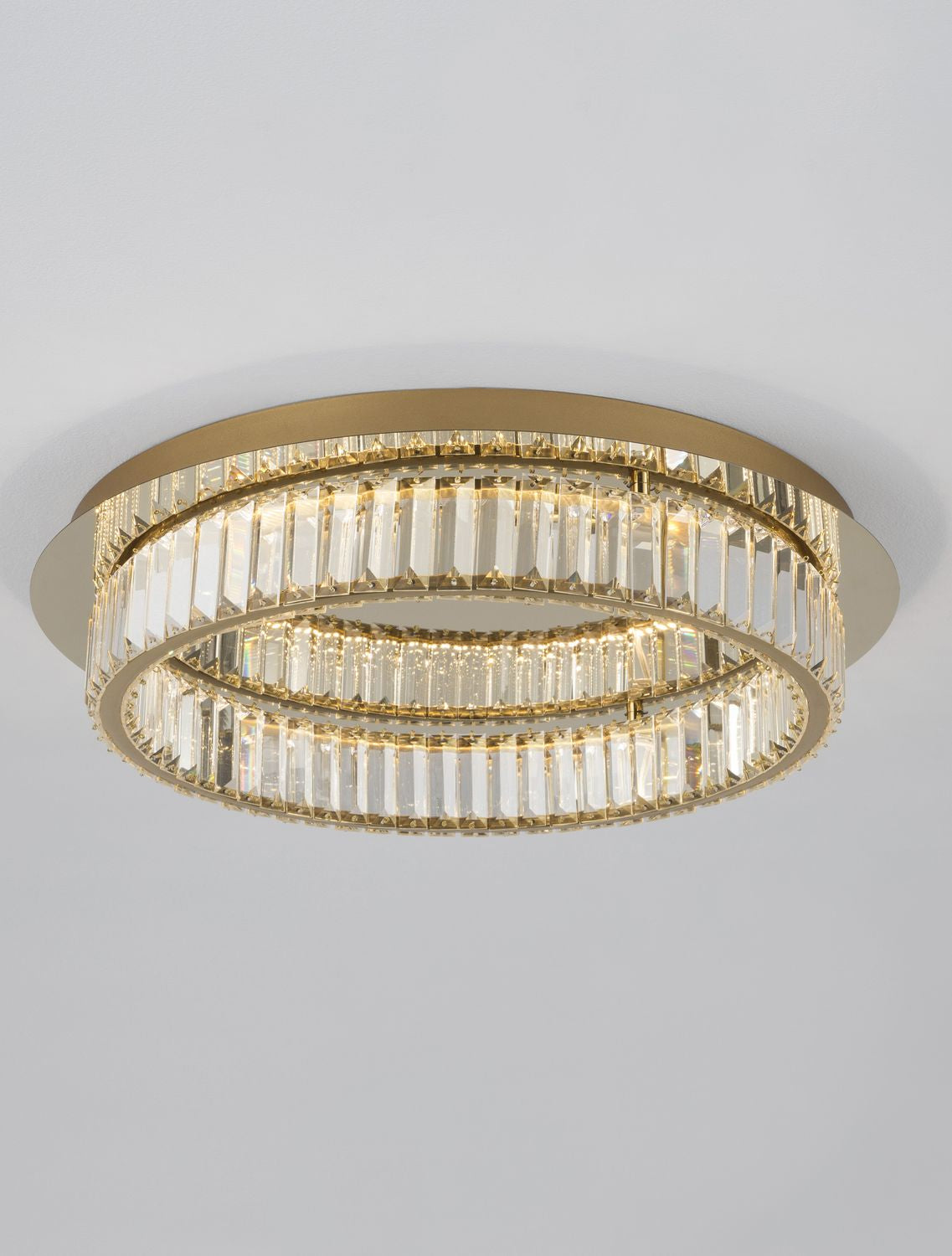 Détail rapproché des anneaux de cristal taillé et de la finition dorée