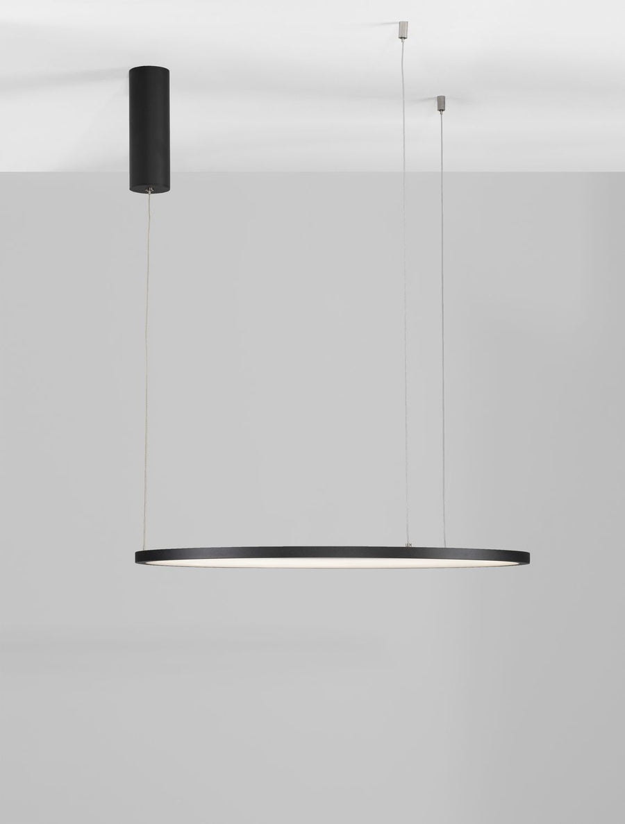 Second plan large sur fond gris, luminaire annulaire noir suspendu au plafond