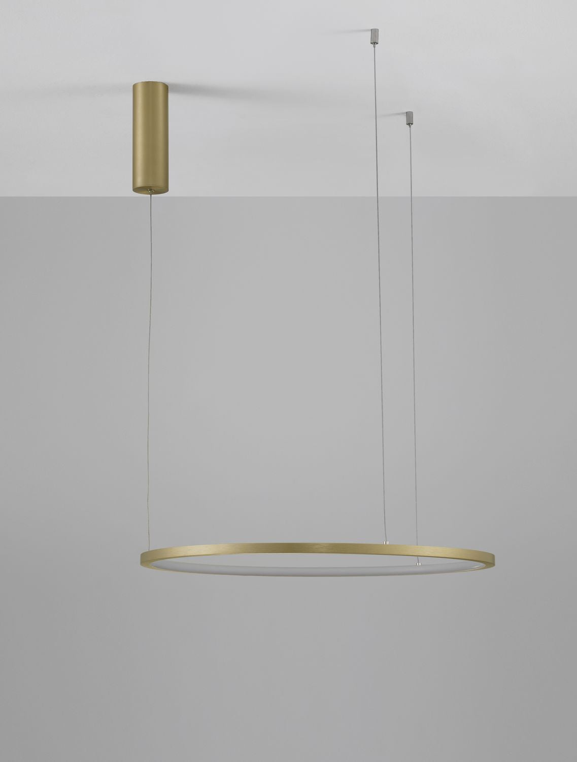 Suspension laiton installée au plafond, anneau lumineux vu de trois quarts.