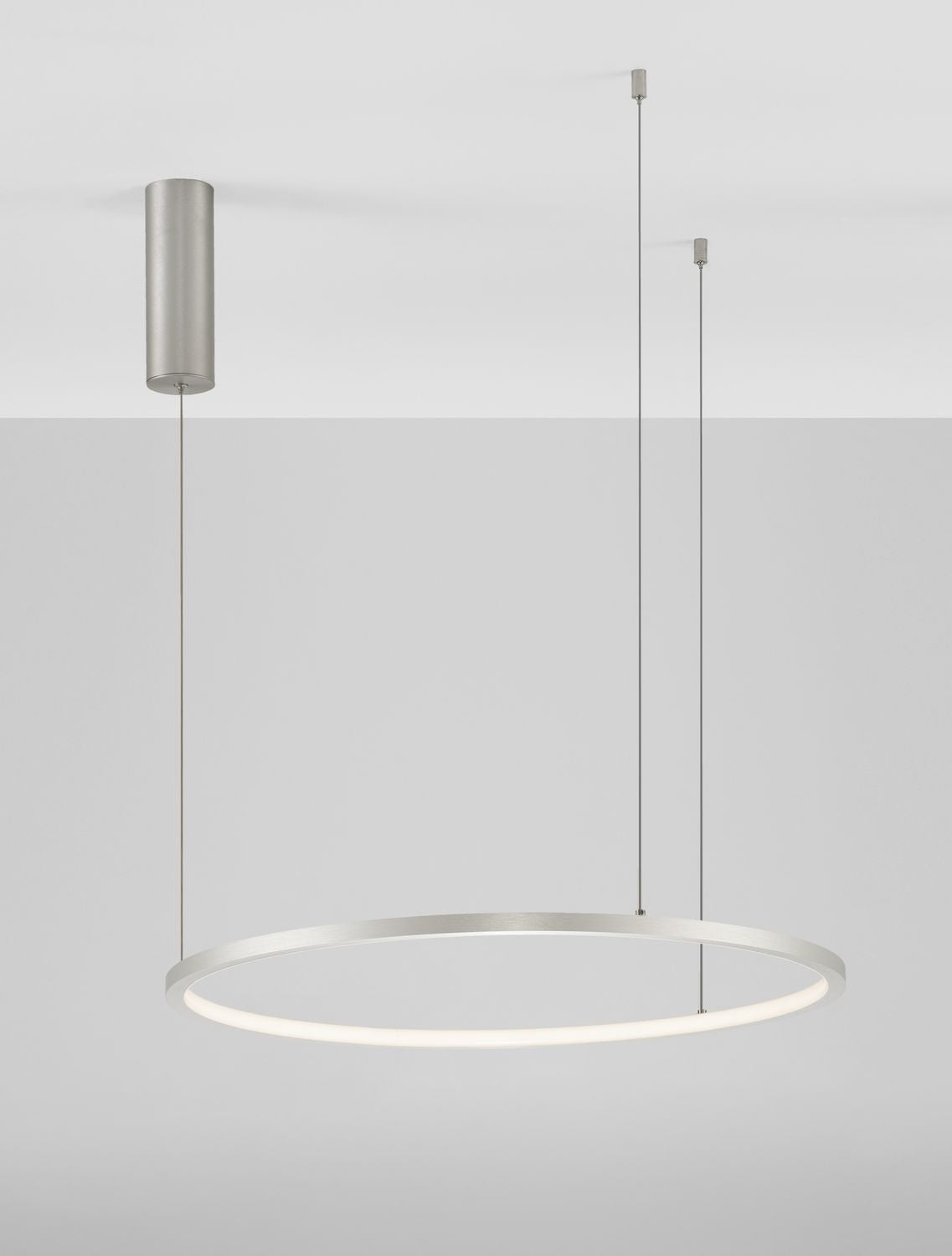 Mise en ambiance d'intérieur avec grand anneau lumineux suspendu au plafond