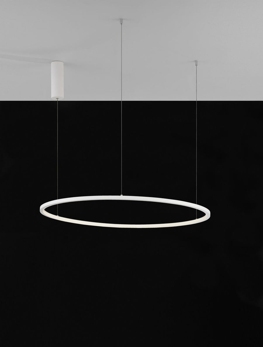 Vue de face du luminaire, anneau blanc allumé sur fond gris dégradé