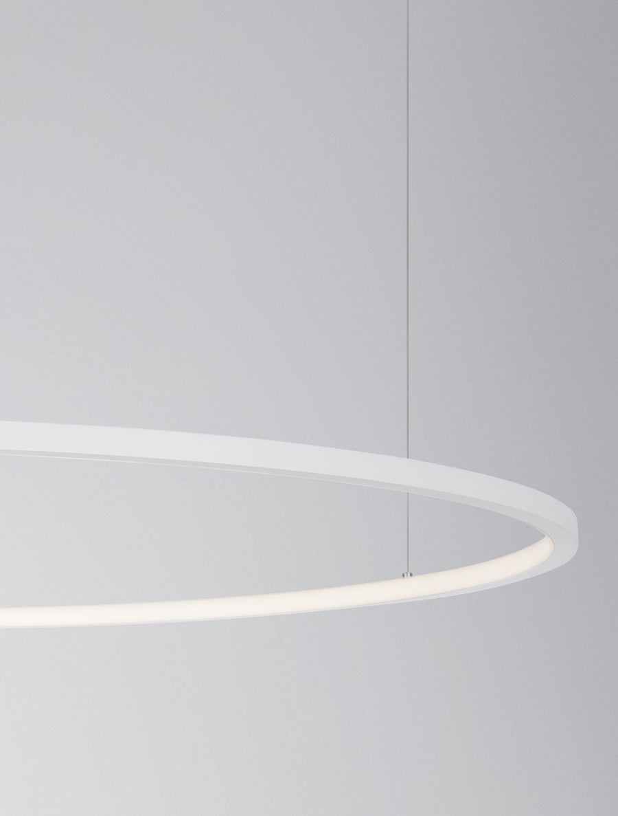 Détail de la finition, profil de l'anneau blanc et diffuseur LED allumé