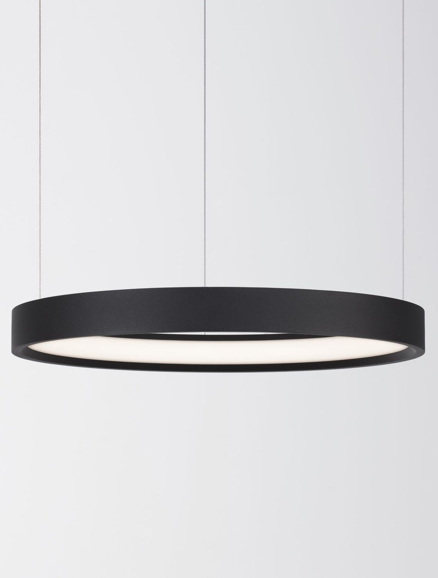 Gros plan sur l'anneau noir et diffuseur blanc lumineux par dessous