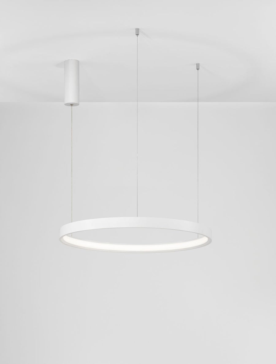 Vue rapprochée du luminaire éclairé, anneau blanc sous un plafond clair