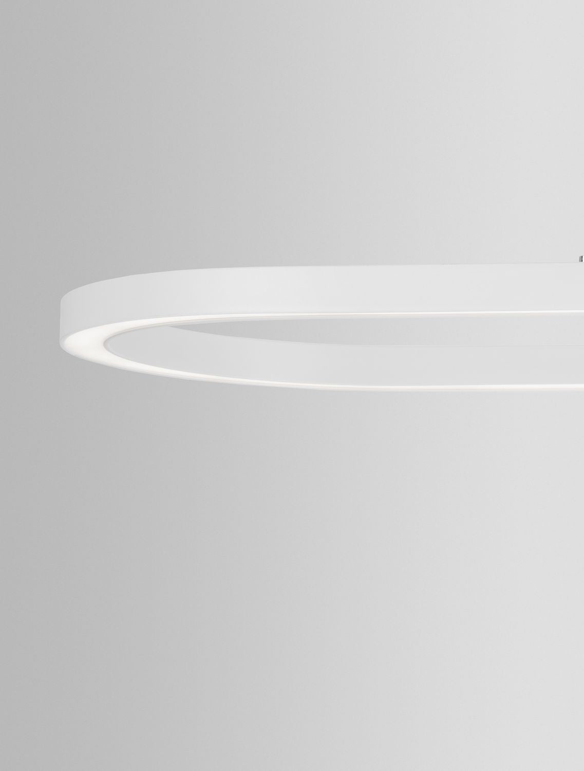 Gros plan sur le bandeau lumineux blanc et la tranche arrondie du luminaire.