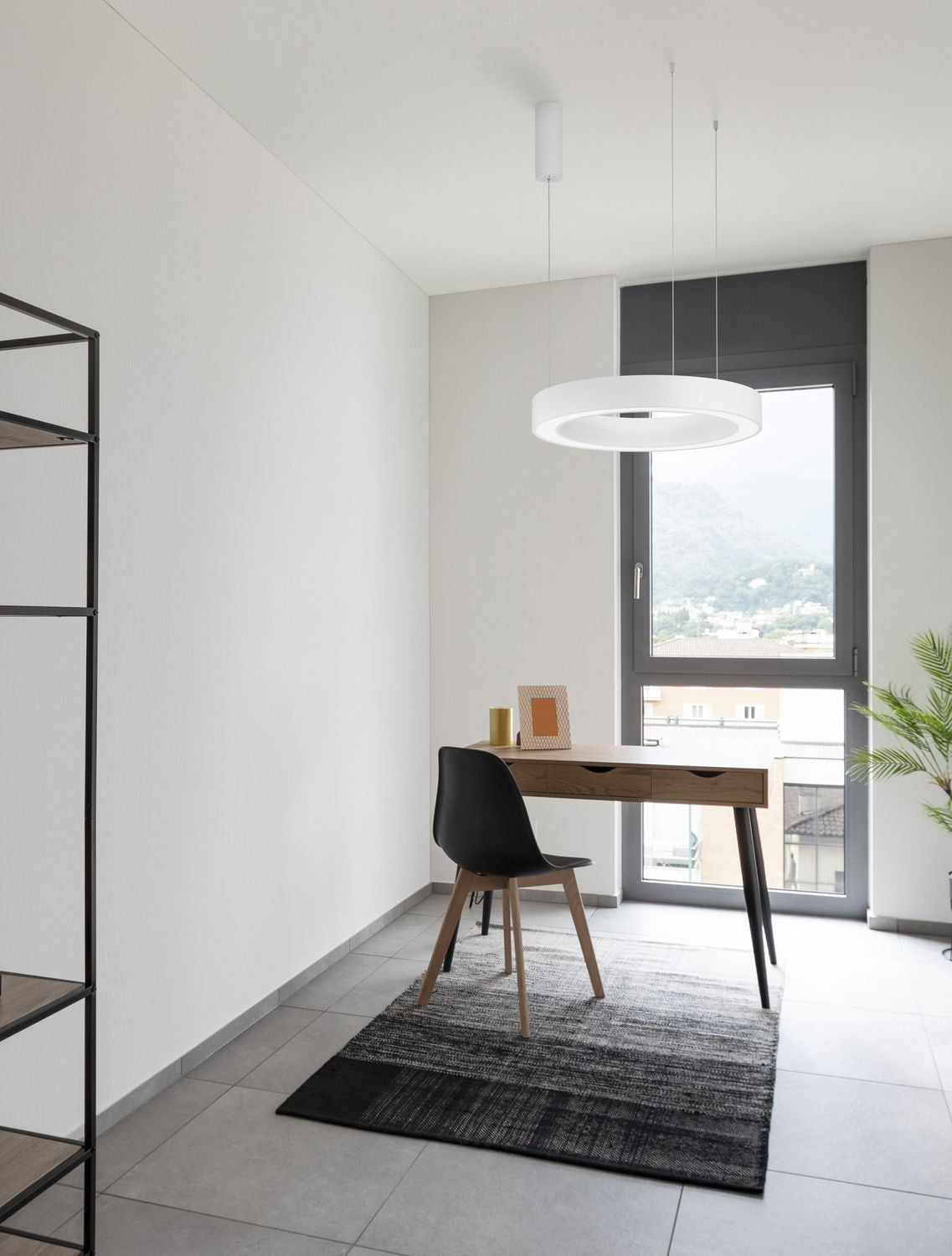 Suspension anneau blanche installée au-dessus d'un bureau dans une pièce lumineuse