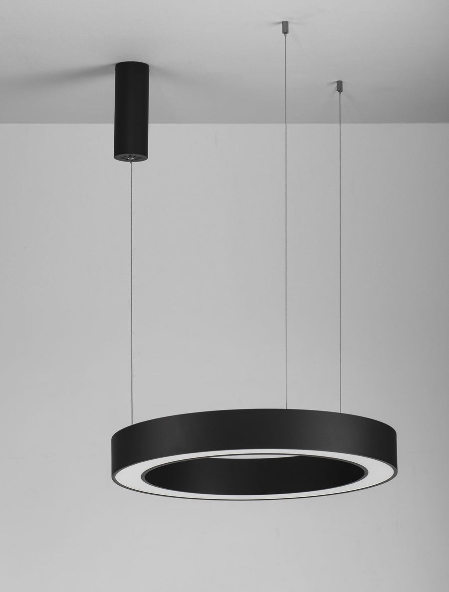 Vue en légère plongée révélant l'anneau noir et sa lumière LED