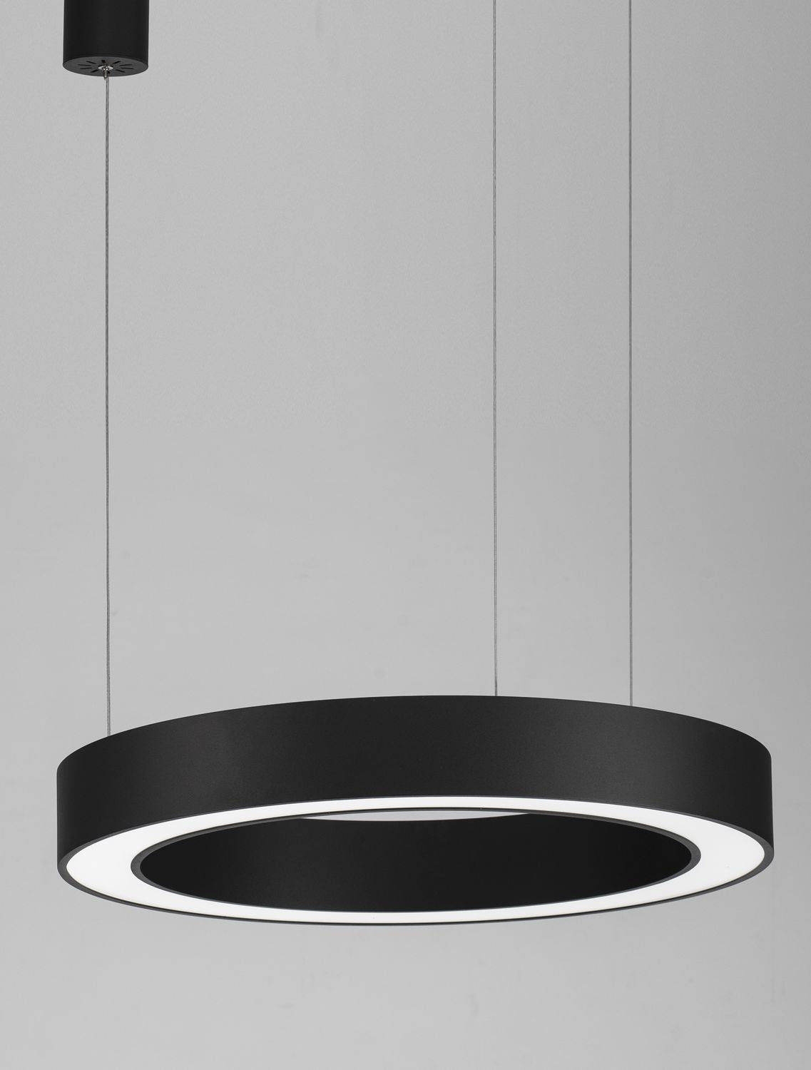 Détail rapproché de l'anneau noir et de la bande LED lumineuse